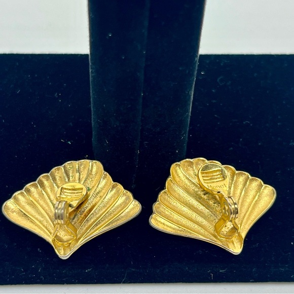 Vintage gold tone Monet clip on earrings. - Picture 4 of 8